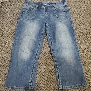 Maurice's light wash distressed capri 13/14